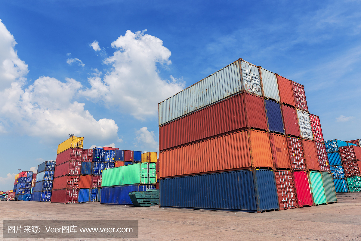 集装箱在集装箱仓库,为物流进出口、海运或运输提供蓝天。